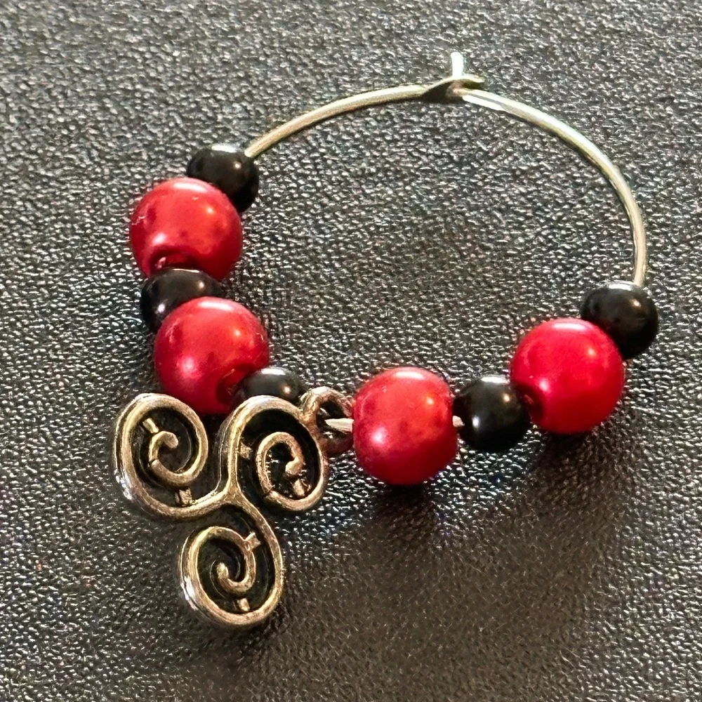 Wine glass tag Stainless steel black/red beads Triple Celtic Spiral charm
